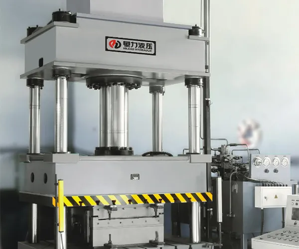 Prensa Hidráulica de 4 Postes para Materiais Compostos